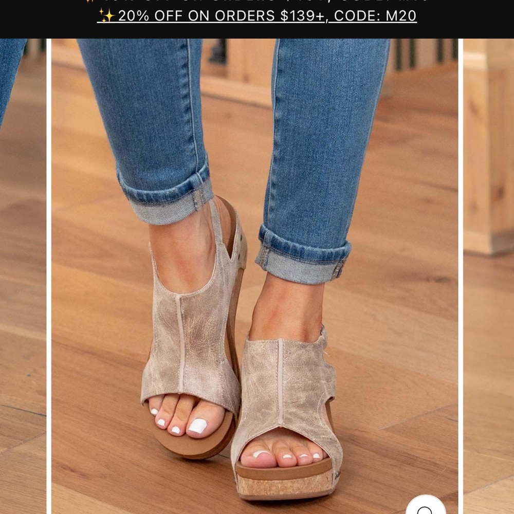 NWT Melarey Boutique Mid Heel Wedge Sandal - 8 - Cream Color